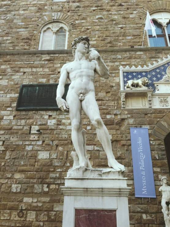 Копия самой известной скульптуры Микеланджело "Давид" возле входа в Уфицци