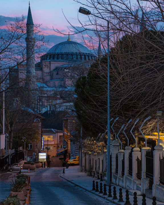 Вид на Айя-Софию с улочек Стамбула