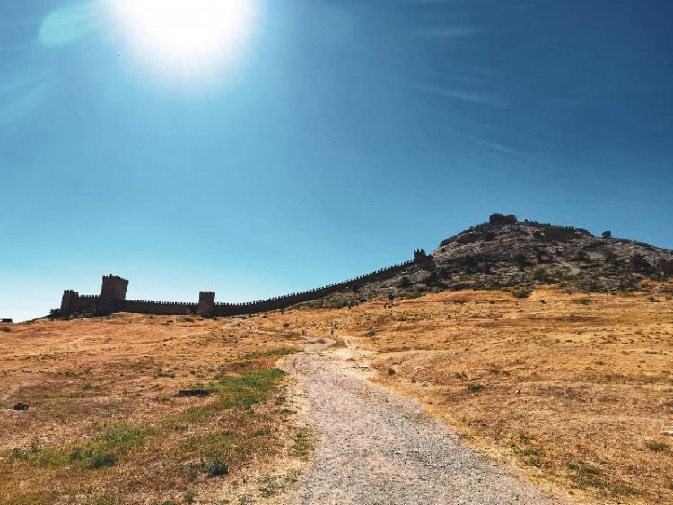 Генуэзская крепость. Вид на цитадель за внешними стенами