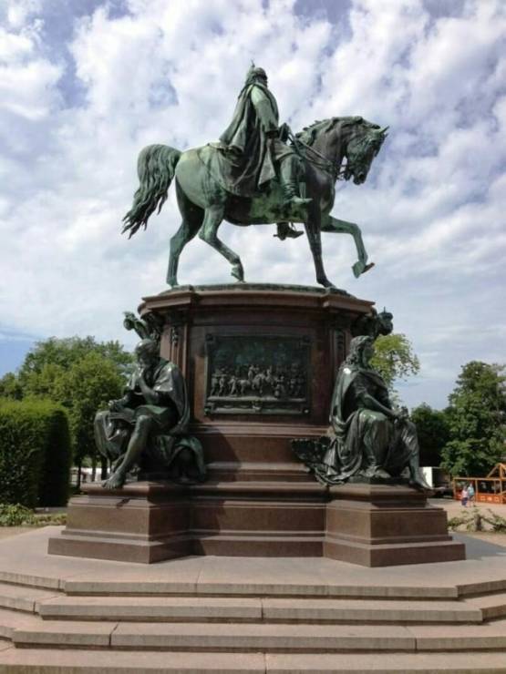 Памятник Фридриху Францу II