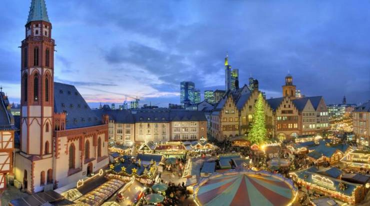 Рождественский рынок в центре Франкфурта-на-Майне
