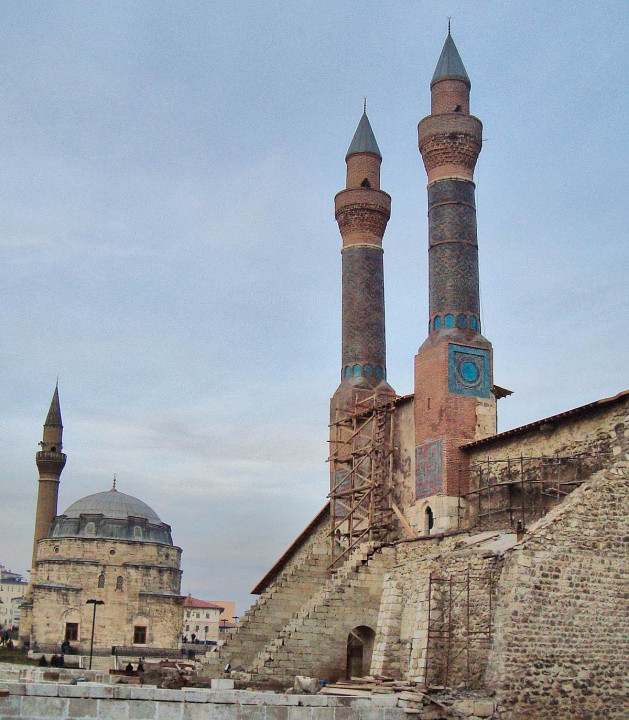 Замковая мечеть (на фото слева)