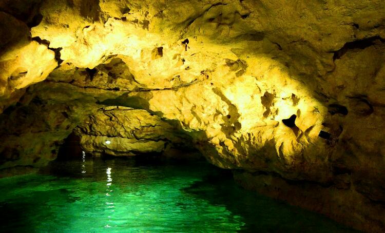 Озерная пещера 