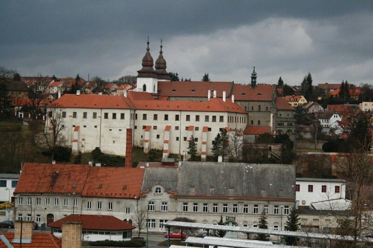 Замок на месте древнего монастыря