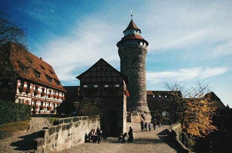 Кайзербург - двор с круглой башней