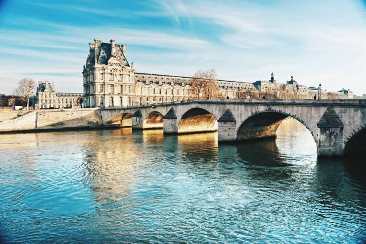 Вид на дворец Лувра с берега Сены