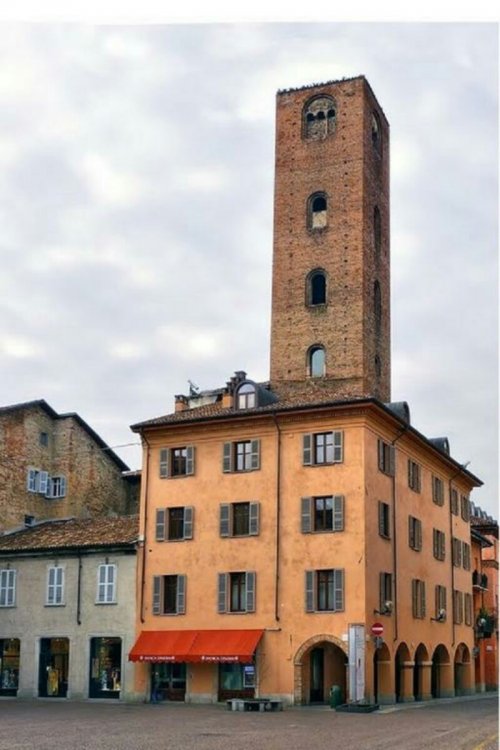 Башня в историческом центре Альбы 