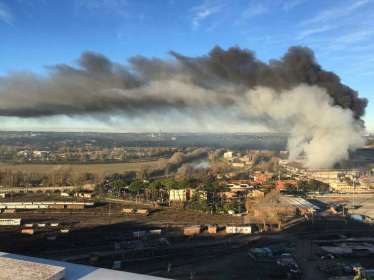 Пожар на заводе по переработке мусора в Саларио