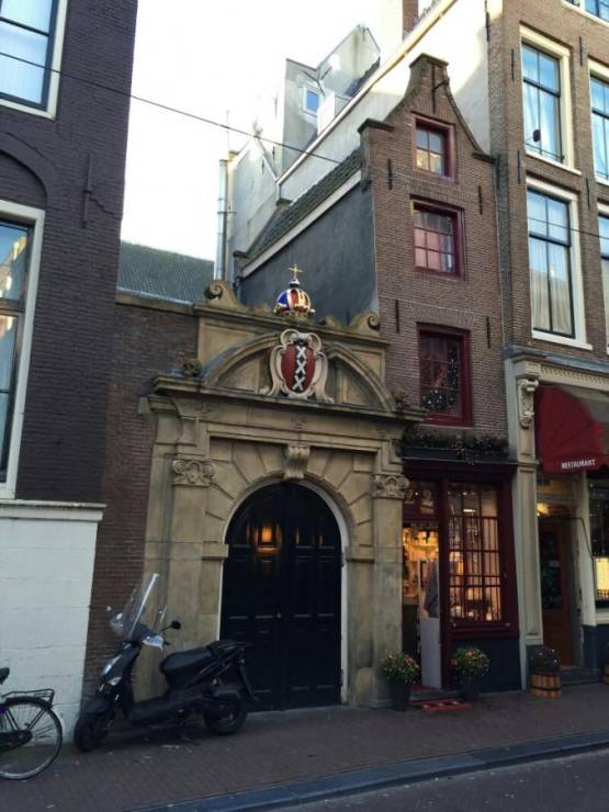 Дом по адресу Oude Hoogstraat 22 имеет ширину фасада чуть более 2 метров 