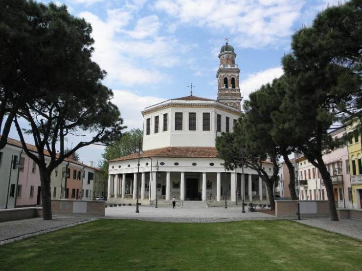 Восьмиугольная церковь Беата Верджине дель Соккорсо