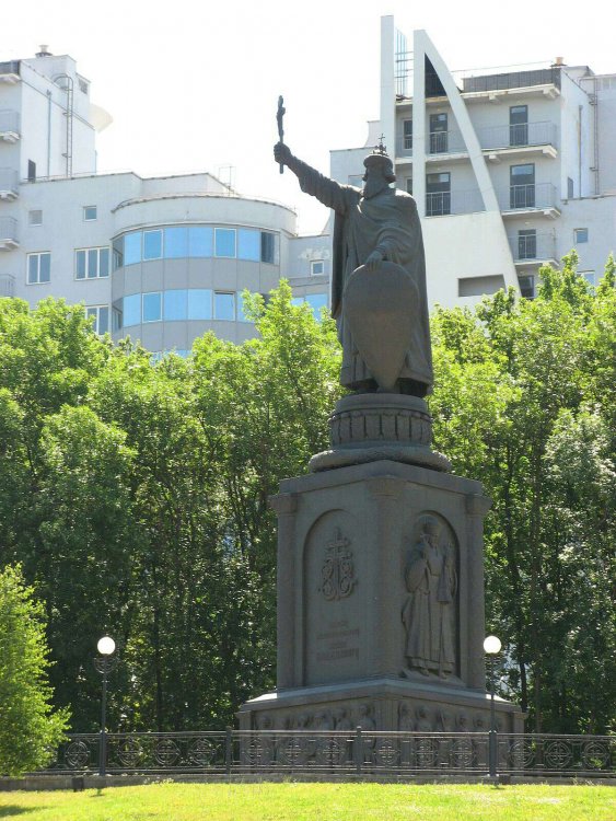 Памятник князю Владимиру на набережной 