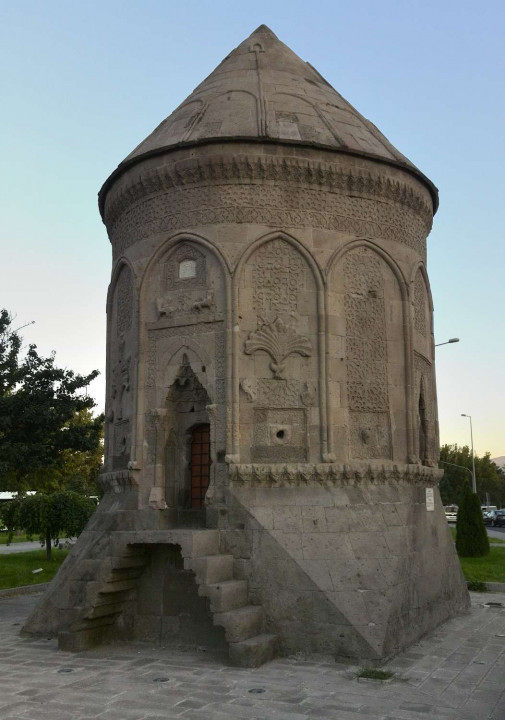 Döner Kümbet (гробница Дёнер) 