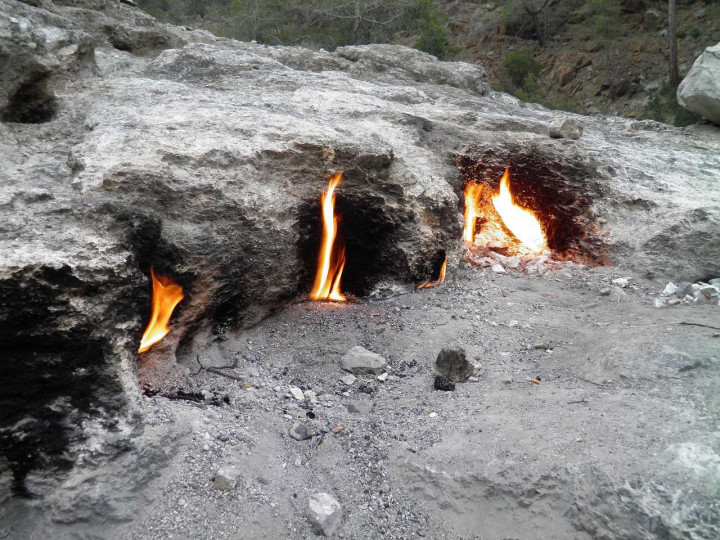 Природный огонь на склонах Химеры