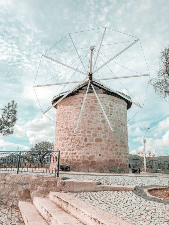 Ветряная мельница в Алачаты
