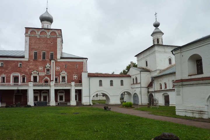 Воздвиженская церковь (справа)