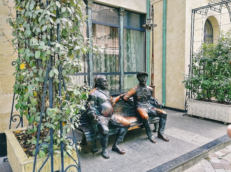 Ещё один тбилисская скульптура. Вроде бы один из эпизодов известного фильма Данелии.