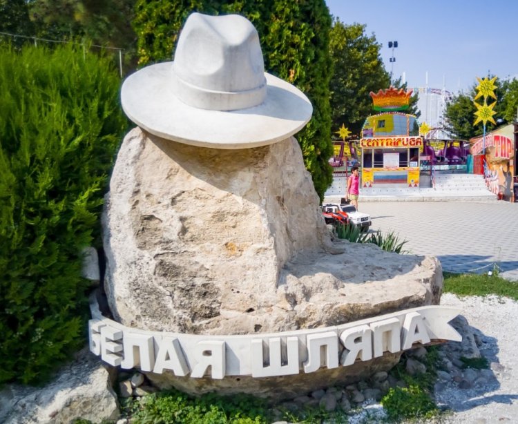 Памятник «Белая шляпа» 
