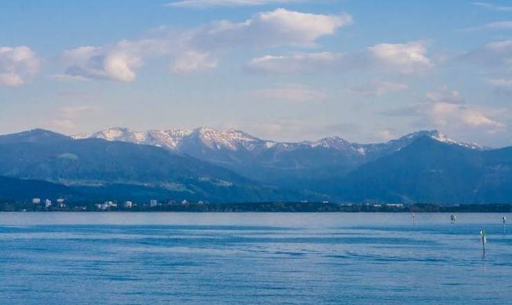 Вид на Альпы на швейцарском берегу Боденского озера.
