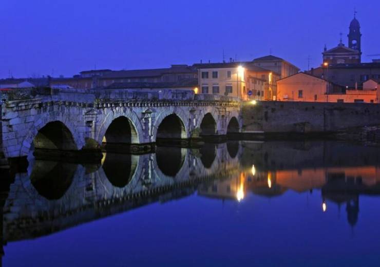Rimini Ponte Tiberio by night copia 1140x802