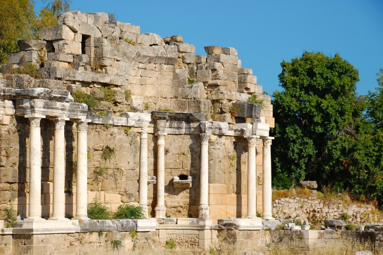 Руины античного фонтана
