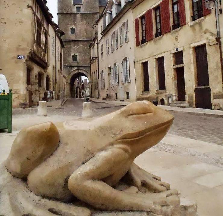 Скульптура лягушки 