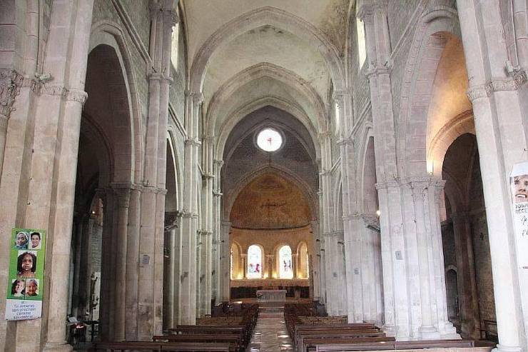 Интерьер церкви Сен-Лазар