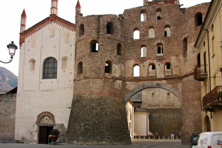 Порта Савойя и кафедральный собор 