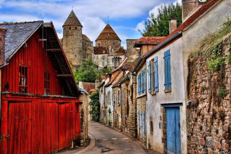 Средневековый городок в Бургундии