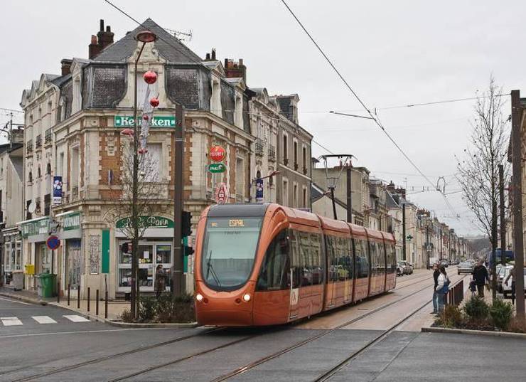 Трамвай на улицах Ле-Мана