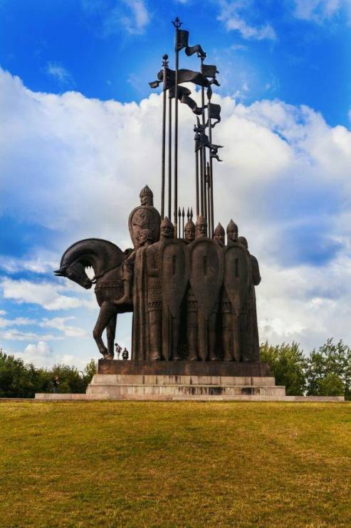 Монумент в память о Ледовом побоище