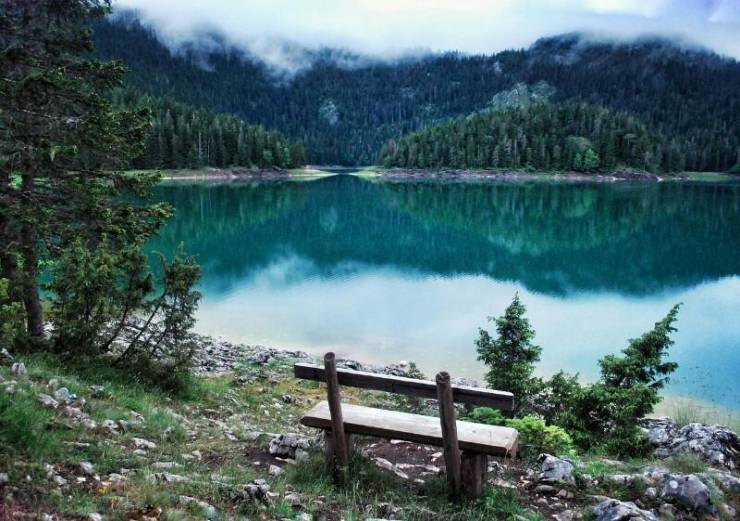 Горное озеро в Черногории
