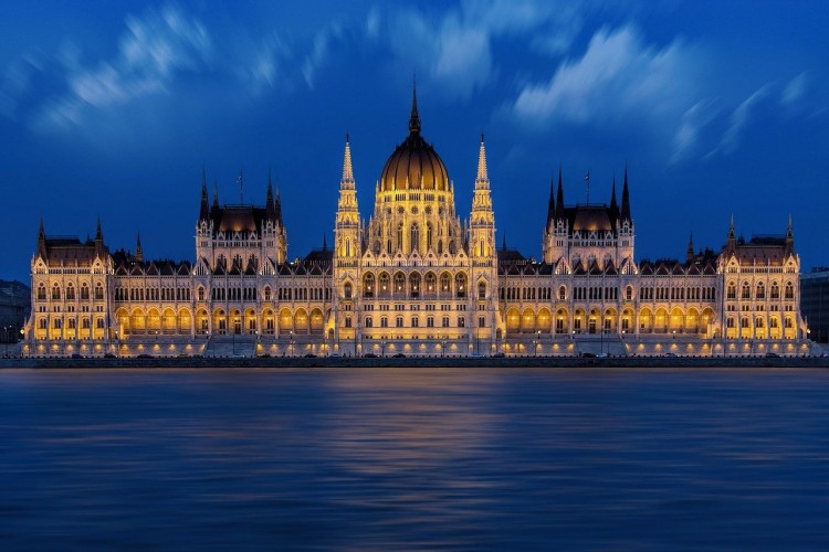 Вид на здание венгерского парламента с западного берега Дуная 
