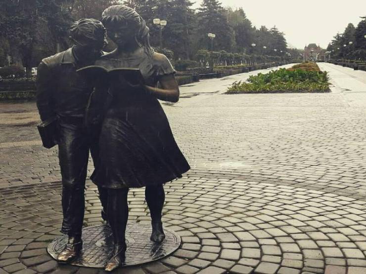 Памятник "Шурику и Лиде". Фото - @zametki_gelendzhik