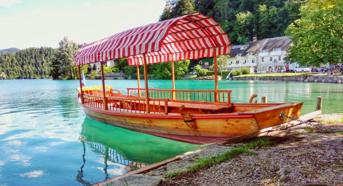 Традиционное средство передвижения по озеру Блед - лодка плетна