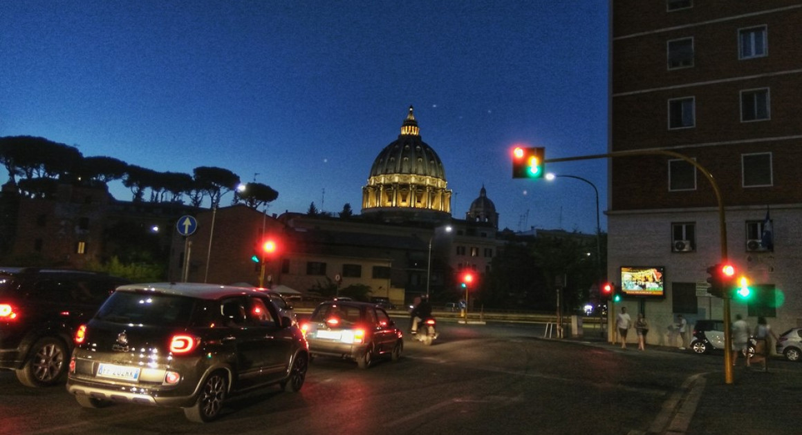 Район Ватикан-Прати, вдали виднеется купол главного храма Ватикана - собора св. Петра