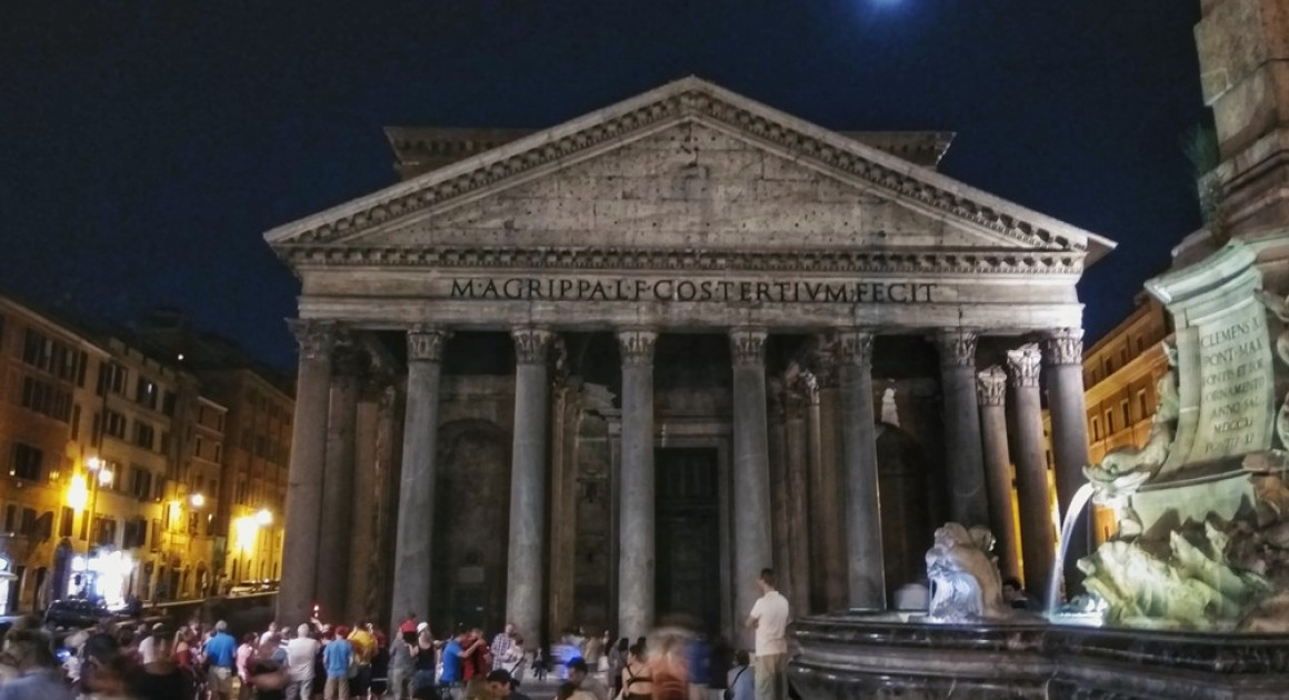 Великолепный Пантеон - знаменитая достопримечательность Античности