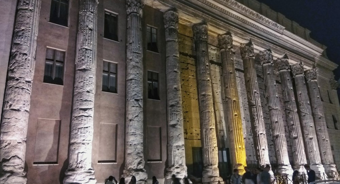Старые античные колонны