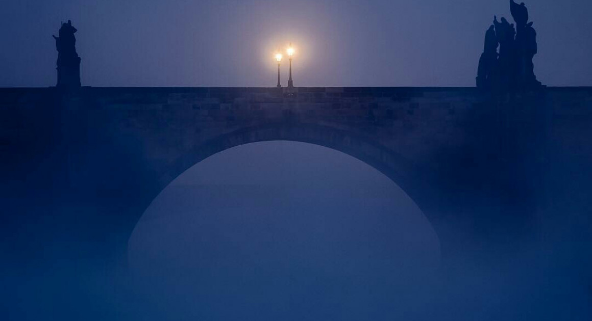 Мистический Карлов мост. Автор фото - @vojtaherout