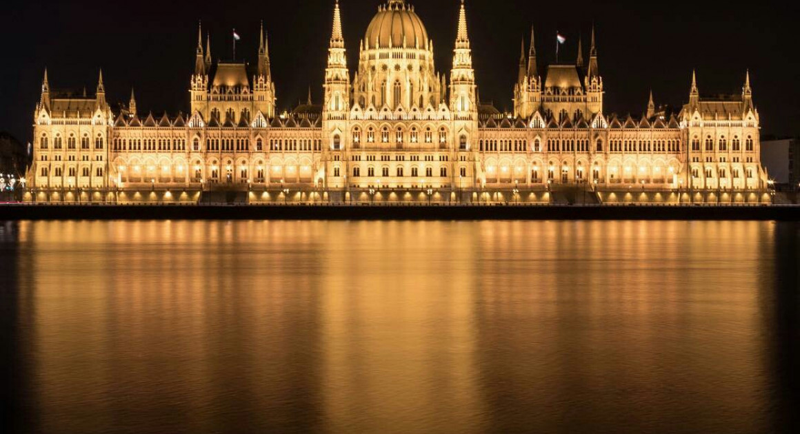 Парламент, ночь. Фото - @zsoltszathmary 