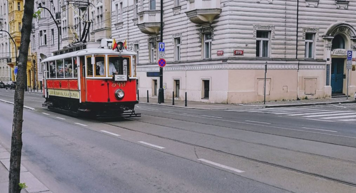 Трамвай на улицах Праги