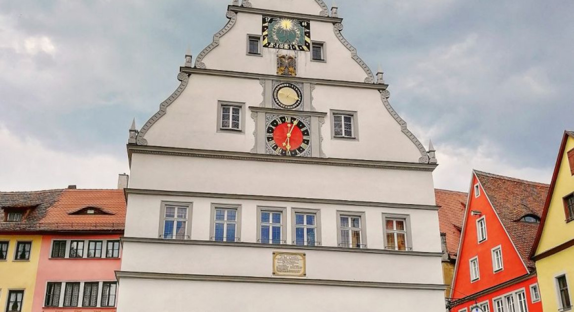 Ratstrinkstube - старинное здание 16 века с астрономическими часами, которые показывают небольшое представление