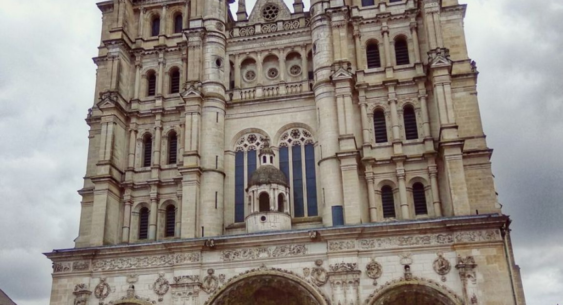 Сен-Мишель - впечатляющий шедевр архитектуры яркой готики с замечательными резными порталами.