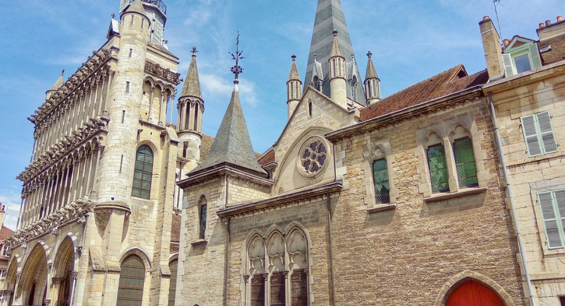 Нотр-Дам - средневековая церковь 13-го века и великолепный шедевр бургундского готического стиля.