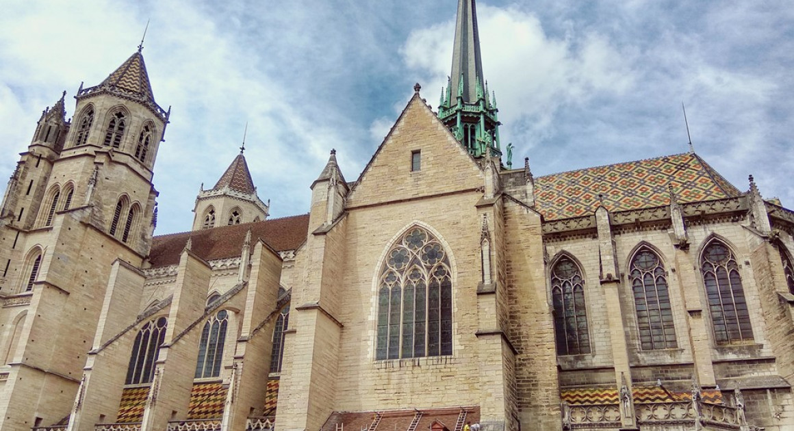Кафедральный собор Сен-Бенин - монументальный пример бургундской готической архитектуры.