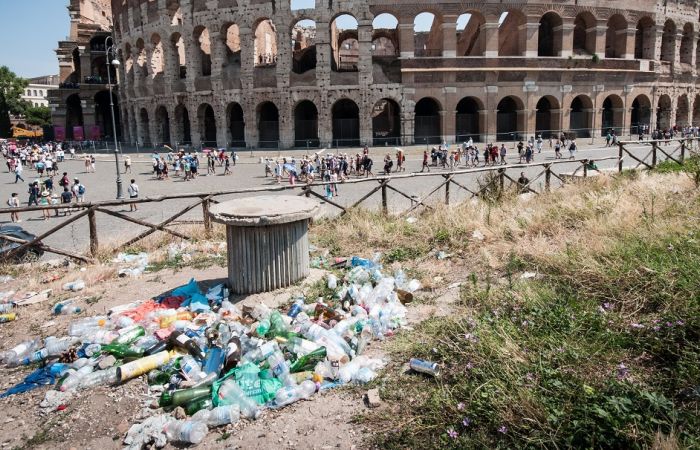 Рим: мусор среди античных руин