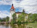 Водный замок Блатна - главная достопримечательность этого городка