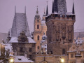 Зимой в Праге очень красиво. Припорошенный снегом Карлов мост и черепичные крыши, следы прохожих на мощеных улицах. Но даже если снега нет и идёт дождь. Это совсем её не портит, а наоборот придает большое очарование. Автор фото - @david_sedivy_photos