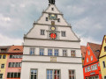 Ratstrinkstube - старинное здание 16 века с астрономическими часами, которые показывают небольшое представление