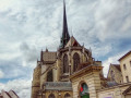 Кафедральный собор Сен-Бенин - монументальный пример бургундской готической архитектуры.