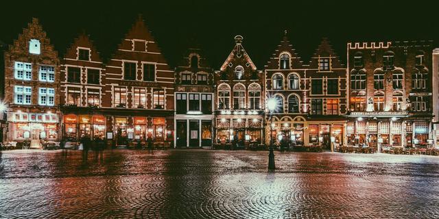 Город Большой рынок (Маркт) в Брюгге